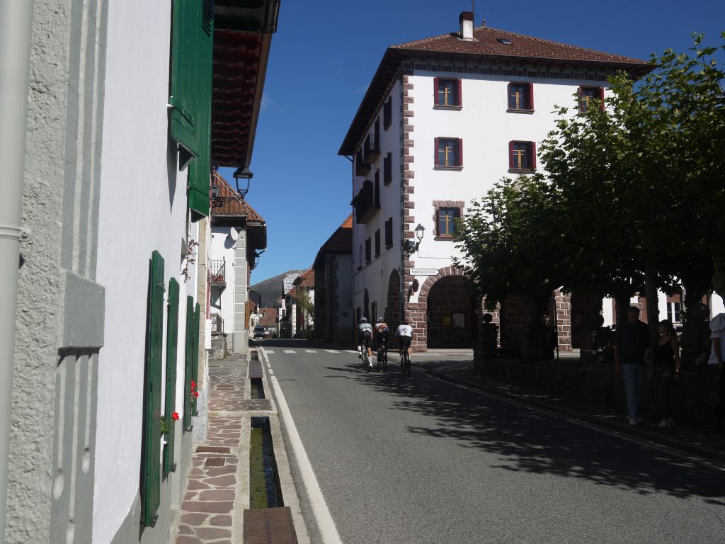 Ciclistas a su paso por Burguete